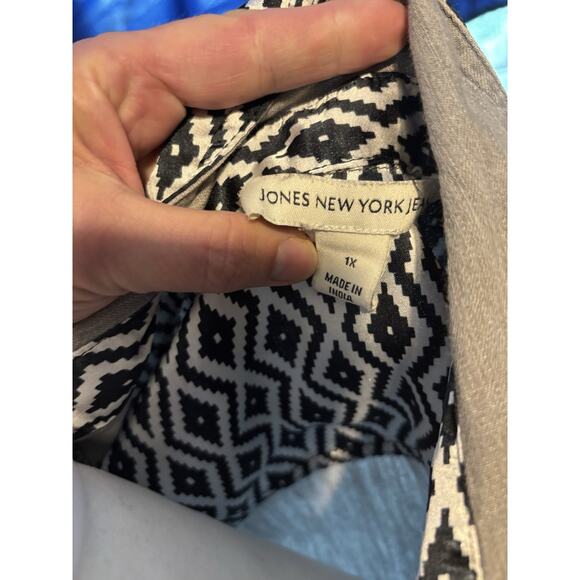 Jones New York Jeans Women’s Grey Snap Top With Silky Fabric Accents 1x - Picture 9 of 9